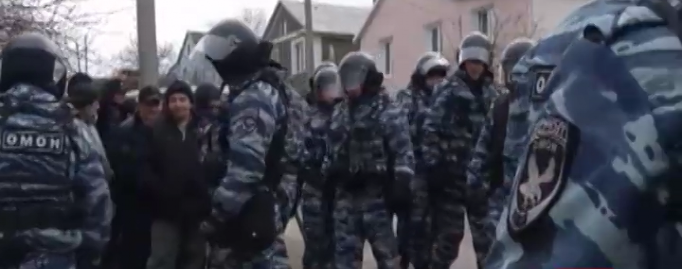 У Криму влаштували масові "облави" на кримських татар – затримали щонайменше 35 осіб