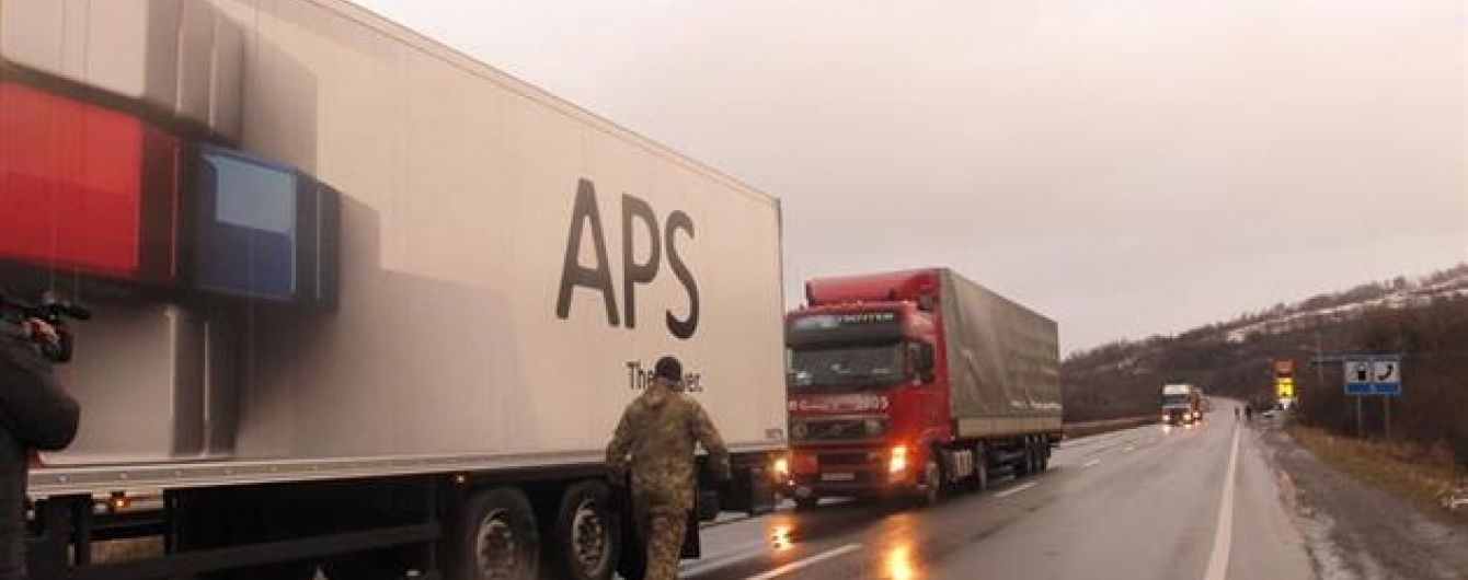 "Правий сектор" оголосив про початок безстрокової блокади російських фур на Закарпатті