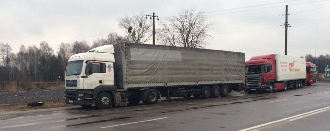 Активісти у трьох областях блокують російські фури. Мапа блокпостів