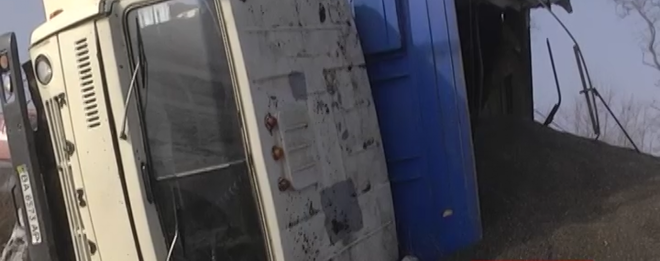 ДТП на трасі: у полі в багнюці загрузли легковики, які намагалися об'їхати перекинуту фуру