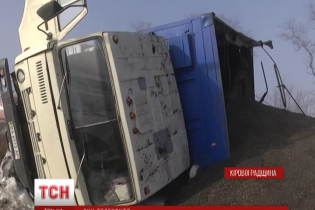 ДТП на трасі: у полі в багнюці загрузли легковики, які намагалися об'їхати перекинуту фуру