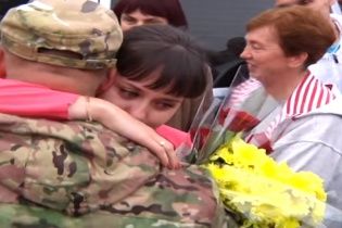 Українські десантники зворушливо привітали жінок із Днем закоханих