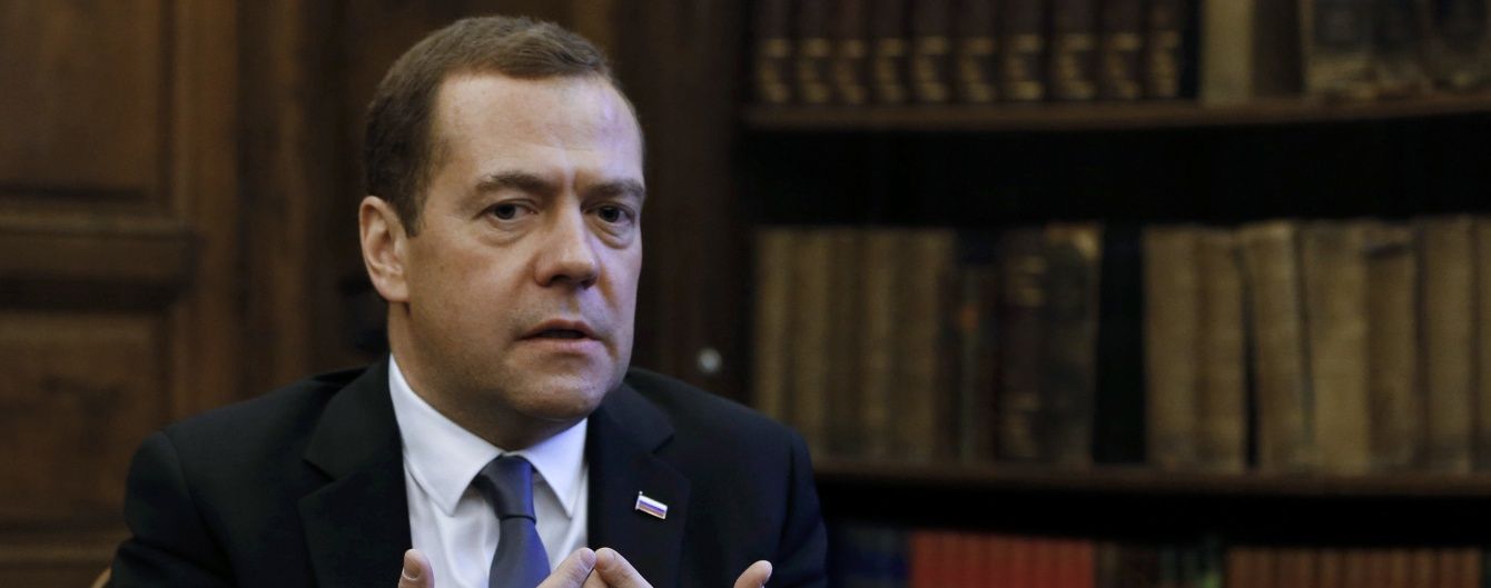 Медведєв погрожує заборонити в'їзд до Росії будь-якого транспорту з України