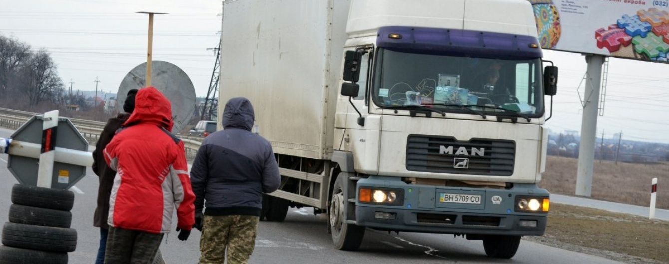 Нахабні водії та конфлікти між активістами: як блокують російські фури на Волині
