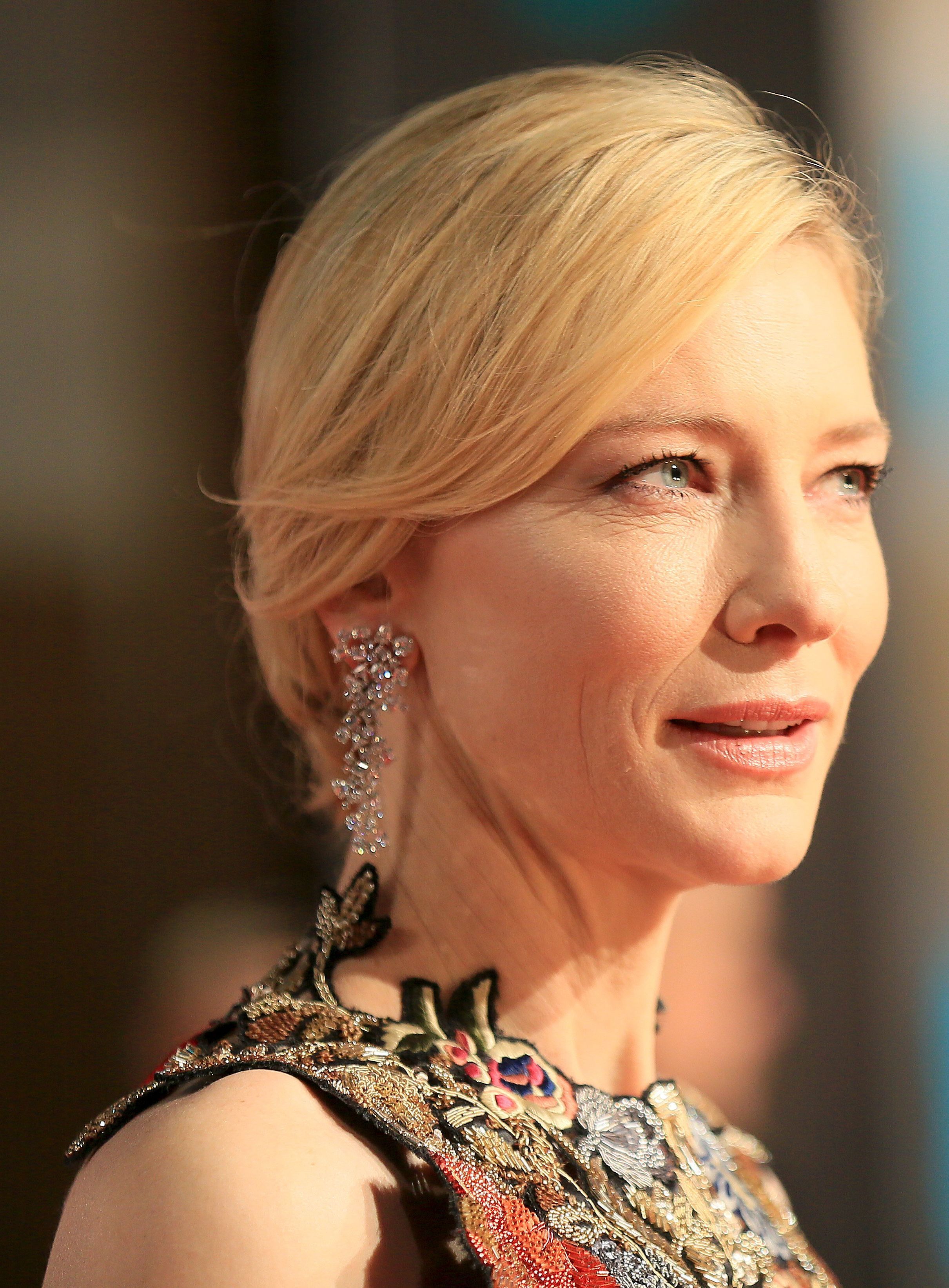 Bafta 2016, прически и макияж_6