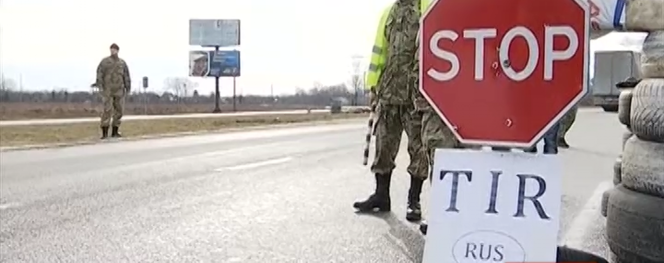 Активісти на Буковині підгодовують водіїв заблокованих фур