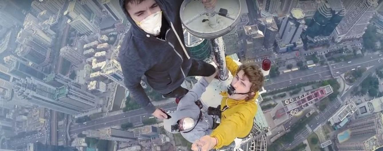 Фотографи-шибайголови зняли на відео підкорення велетенського хмарочоса в Китаї