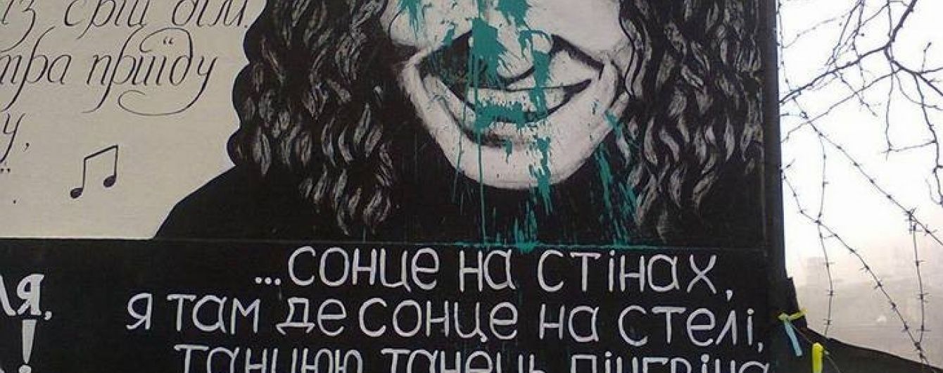 В Одесі вандали облили фарбою пам'ятник Кузьмі "Скрябіну"