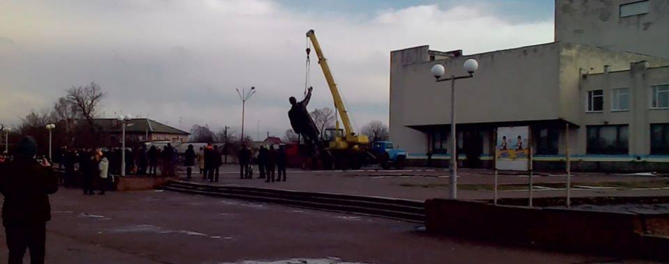 На Чернігівщині знесли найбільший в Україні пам'ятник Леніну