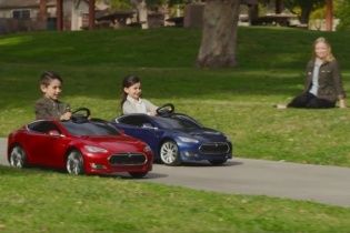 Американцы выпустили детскую версию Tesla Model S (Видео)