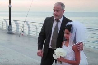 Відео "одруження" чоловіка з 12-річною дівчинкою спричинило міжнародний резонанс