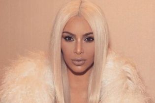 Кардашян топлес показала, як "підготувати" груди до відвертого вбрання