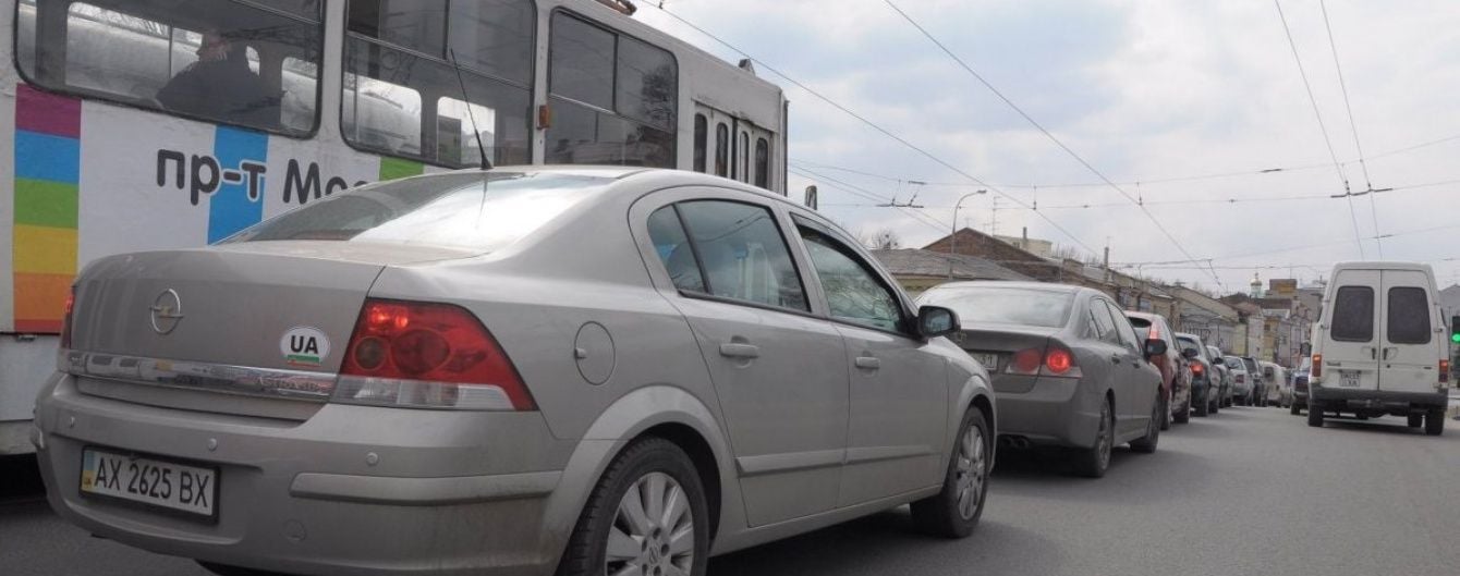 У Києві невідомий обстріляв іномарку у заторі: водій отримав поранення
