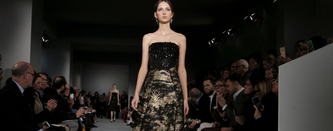 Конфуз на подиуме: на показе Oscar de la Renta модель потеряла туфли