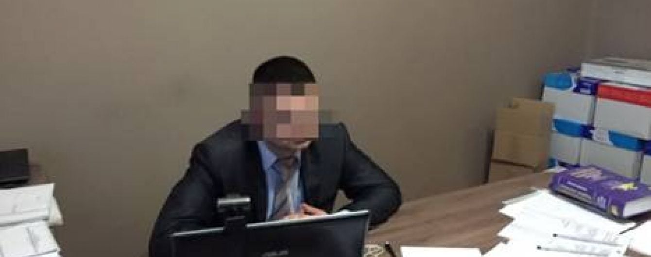 На Прикарпатті на хабарі затримали одного з керівників прокуратури та його спільницю