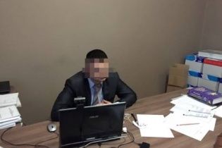 На Прикарпатті на хабарі затримали одного з керівників прокуратури та його спільницю