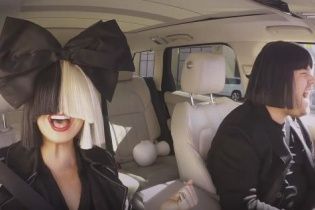 Sia у фірмовій перуці з величезним бантом вразила потужним виконанням хітів у авто-караоке