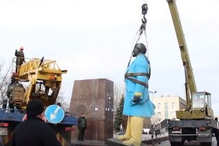 На Дніпропетровщині повалили синьо-жовтого Леніна