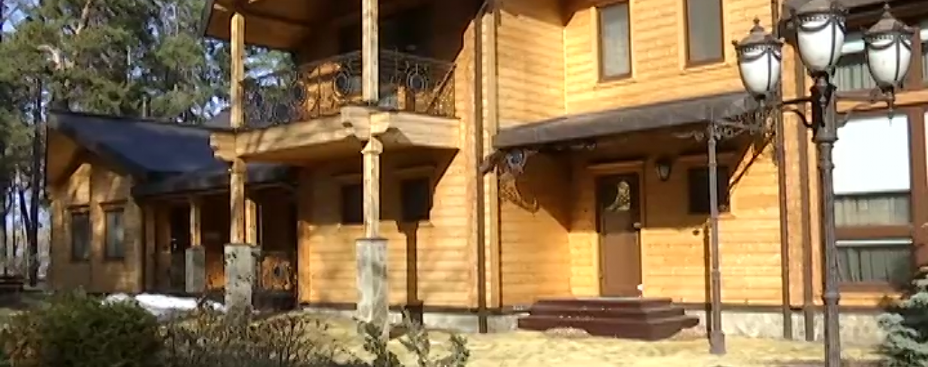 Под Киевом разграбили роскошный дом Януковича