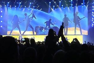 Легендарні Scorpions "вшкварили рок" на фоні українського прапора