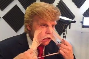 Джонні Депп драматично зняв з себе обличчя Дональда Трампа