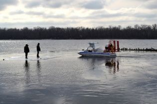 На Полтавщині на відірваній від берега крижині в "море" попливли 150 рибалок