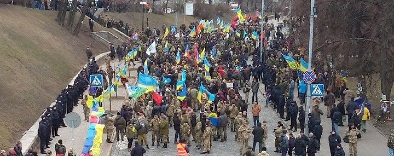Флешмоб, тобто погром. Активісти потрощили офіси Ахметова та російських банків