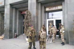 Люди у камуфляжі на Майдані поштурхались з правоохоронцями