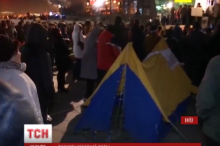 Активісти з намету на Майдані вимагають відставок Яценюка і Порошенка