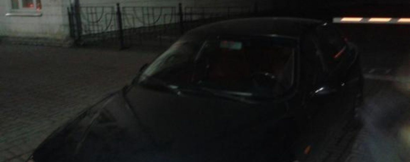 У Києві четверо озброєних чоловіків напали на авто активістів
