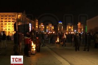 "Революційні сили" на Майдані гріються біля палаючої діжки та ласують канапками