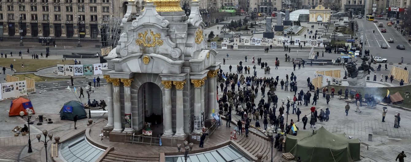 Ніч на Майдані провели 30 активістів, а з "Козацького" виселили усіх "революціонерів"