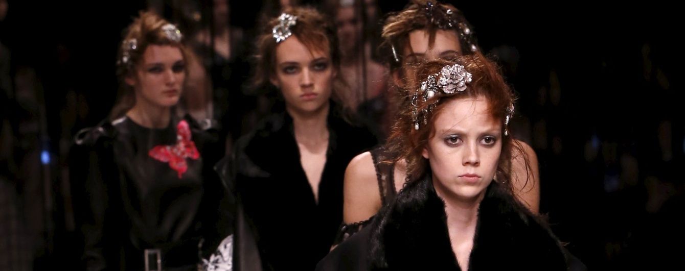 Снова конфуз: на показе Alexander McQueen модель подвернула ногу
