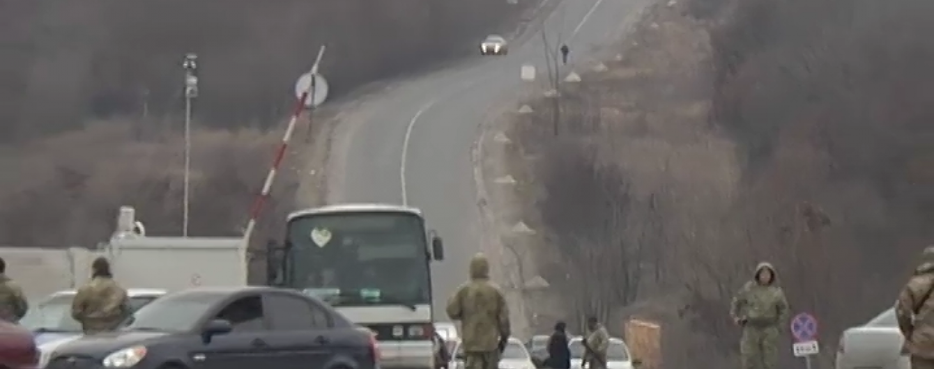 У чергах перед КПП на Донбасі жителі окупованих районів заговорили про єдину Україну