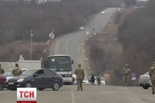 У чергах перед КПП на Донбасі жителі окупованих районів заговорили про єдину Україну