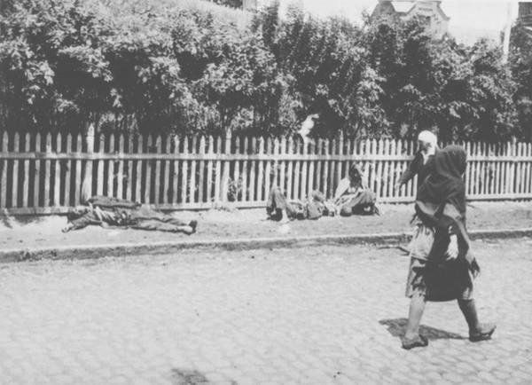 Вулиця українського міста під час Голодомору