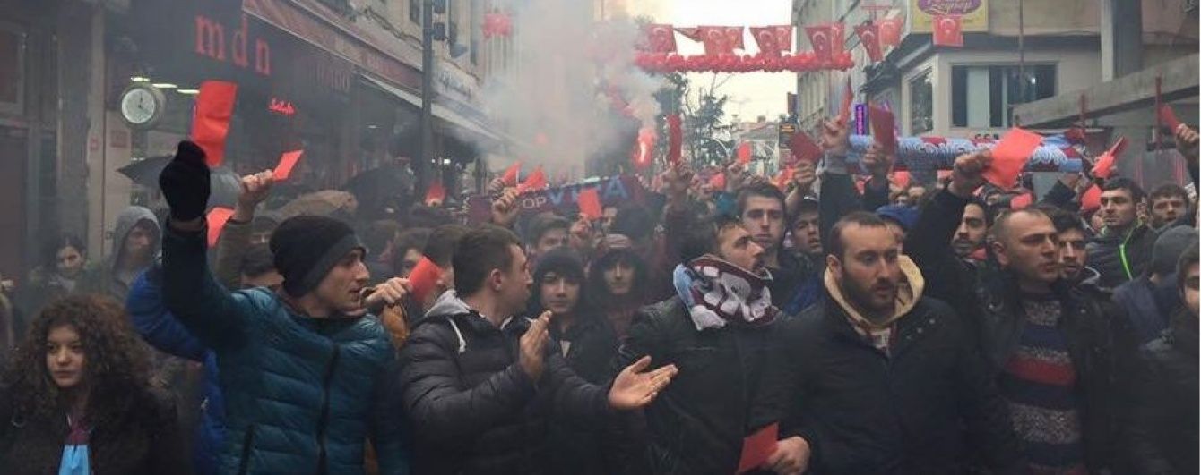 Фани "Трабзонспора" провели бурхливу антисуддівську акцію "Протест червоної картки"