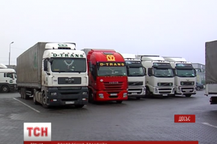 Опівночі поновився рух російських фур через Україну