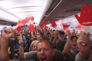 Американська авіакомпанія подарувала безкоштовні квитки понад сотні пасажирів (відео)
