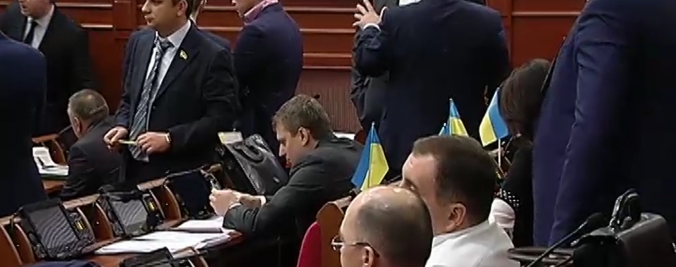 Депутати заблокували роботу Київради через вибори