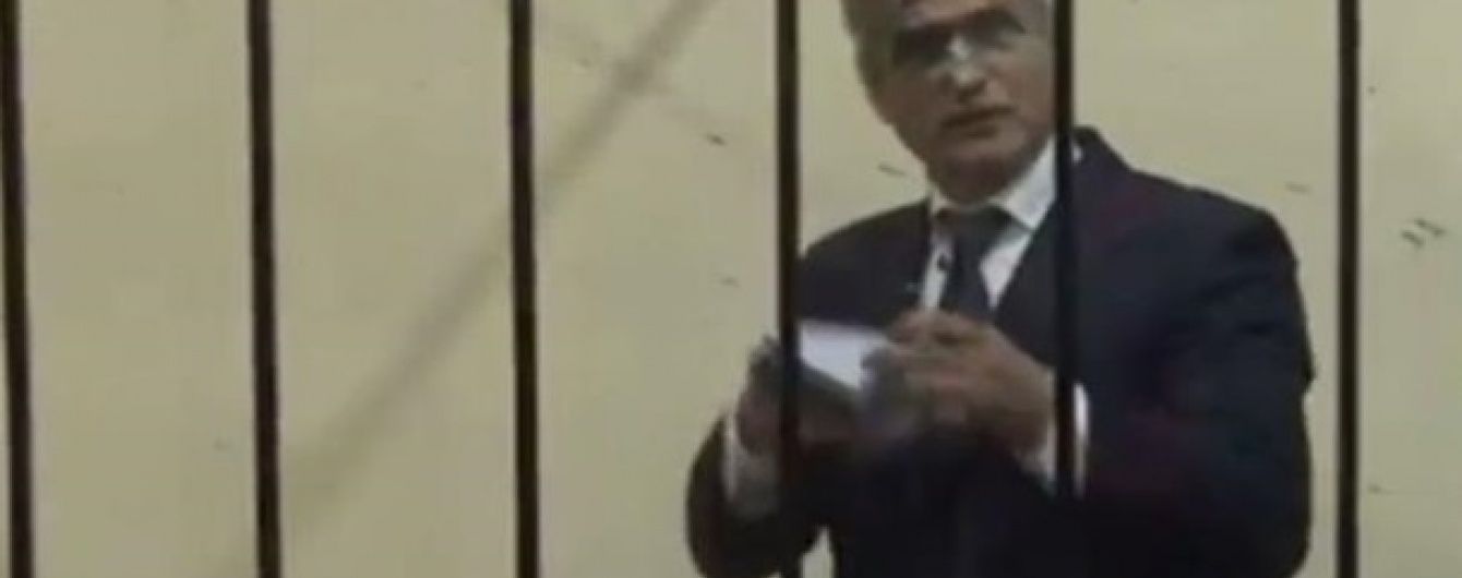 Під час суду екс-главу столичної СБУ облили зеленкою