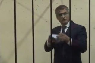 Під час суду екс-главу столичної СБУ облили зеленкою