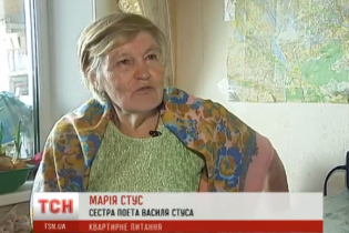Життя переселенців. Сестра Стуса спить на підлозі, а письменник із Луганська одягається з "гуманітарки"