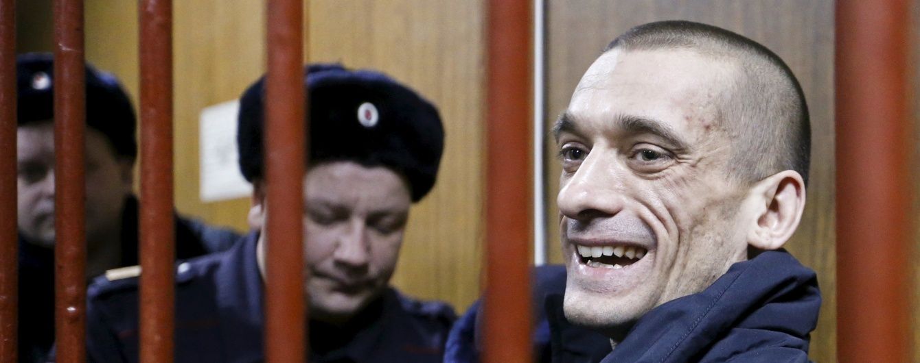 Російський суд виніс вирок художнику, який підпалив двері ФСБ