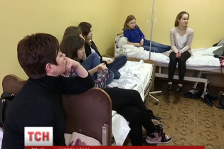 Дві старшокласниці з газовим балончиком зірвали навчання 980 учнів і відправили у лікарню 14 з них