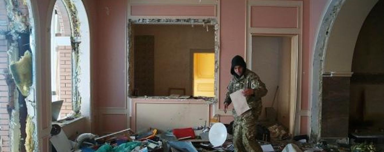Український фотограф показав, на що мародери перетворили маєток Пшонки
