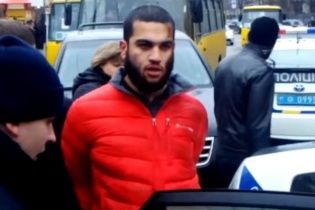 У Києві агресивний чоловік під час затримання щосили покусав поліцейського