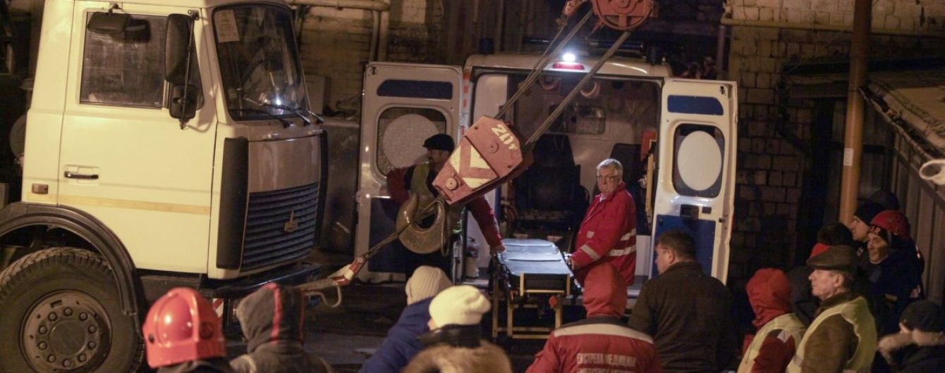 На уламки обваленого будинку в центрі Києва запросили кінологів із собаками