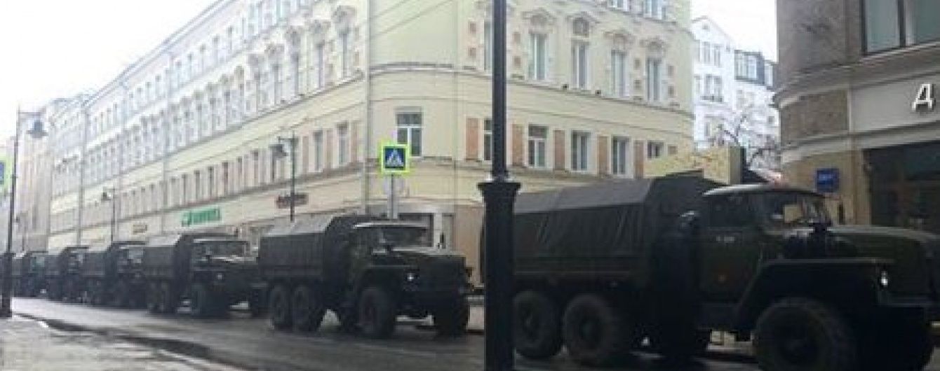 Роковини вбивства Нємцова: перші арешти та військові вантажівки