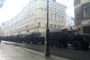 Роковини вбивства Нємцова: перші арешти та військові вантажівки